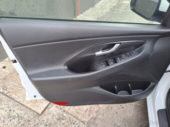 HYUNDAI i30 1.5i-benzin COMFORT r.22 1.majiteli PLNÝSERVIS - 9