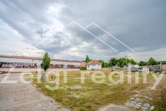 Pronájem multifunkční haly 484 m² s kancelářemi a velkou man - 9