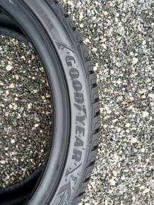 Pěkné zimní pneu Goodyear 215/40/17 vzorek 8mm - 9