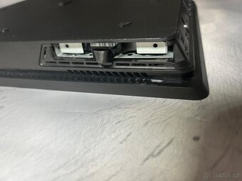 PlayStation 4 + 2 ovladače - 9