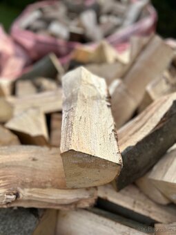 Šťípané palivové dřevo rovnané palety nebo sypané - 9