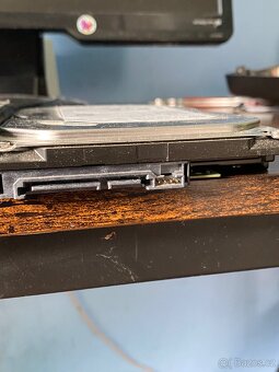 3× HDD, 1× SSD – plně funkční, různé kapacity - 9