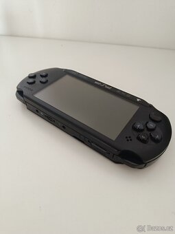 PSP E1004 flash, 4GB karta, nabíječka + hry / PlayStation Po - 9