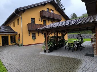 Prodej rozsáhlého rodinneho domu s pozemky - 9