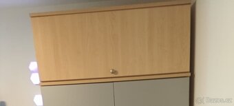 Šatní skříň s nástavcem a psací stůl - 9