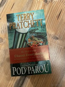 Knihy Terry Pratchett a několik komiksů - 9