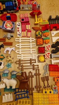 Souprava LEGO Duplo, mnoho figurek, zvířátek a vozítek - 9