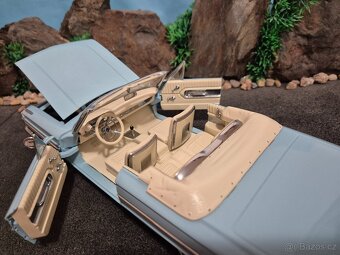 Prodám model 1:18 Ford galaxie 500 convertible 1964 - 9