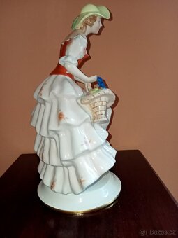 Dívka s košíkem květin. zn. ROYAL DUX 1925-38 v. 28 cm top s - 9