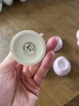 Sada dekorativních růžových porcelánových mini váziček a dóz - 9