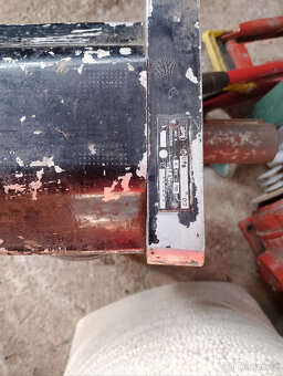 Profilovací lis, CO2 svářečka, sedačky, klec na prase,  ad. - 9