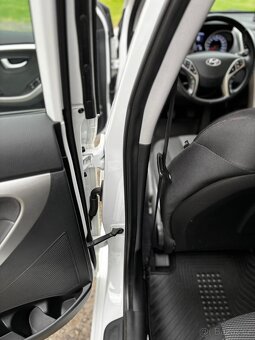 Hyundai i30 kombi 1.6 GDI 99 kW - 9