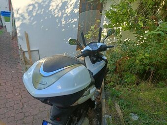 Skůtr Honda SH 125i - Nová bateriea doplňky za 11K - 9