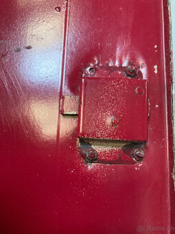 Skříňka plechová nástěnná závěsná uzamykatelná za 300 kč - 9