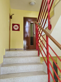 Pronájem kanc. prostor 18,6 m2 + kuch. + WC + Sprcha - 9