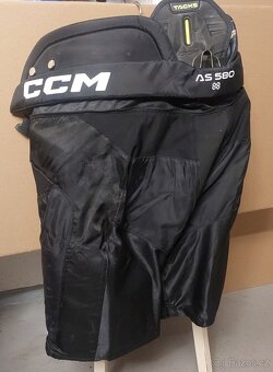 Hokejové brusle, chrániče, kalhoty, rukavice - 9