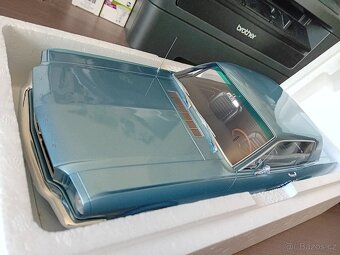 Dodge Challenger R/T a Ford Mustang 1:12 Ottomobile - 9