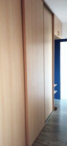 Vestavěná skříň + dvě skříňky a police na boty - 9