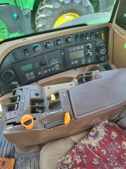 Kolový traktor John Deere 8330 - 9