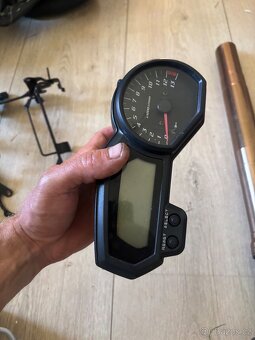 Predni cast z Yamaha Fz1N 06-13 - 9