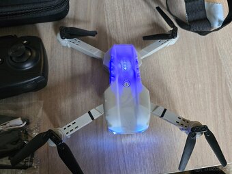 E99 Dron šedý dual kamera + box s příslušenstvím + VR brýle - 9