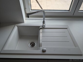 Luxusní moderní kuchyně s ostrůvkem včetně spotřebičů - 9