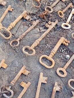 Různé Staré Klíče - 9