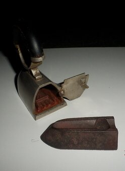 Starožitná menší žehlička s nahřívací cihličkou - 9