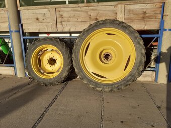Prodám kultivační kola John Deere - 9