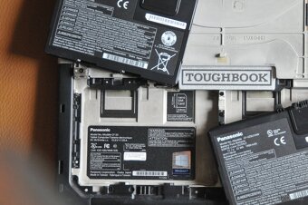 Průmyslový konvertibilní notebook/tablet Panasonic CF-33 - 9