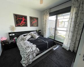 Vila s terasou a bazénem, Španělsko - 9