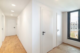 Prodej bytu s balkonem, lodžií, parkováním a sklepem v novos - 9