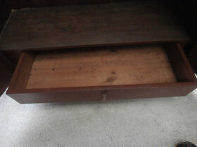 Skříň starožitná dřevěná s vnitřní zásuvkou za 1000 kč - 9