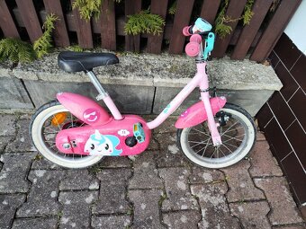 Americká lednice, dětské kolo, myčka nádobí a jídelní stůl. - 9