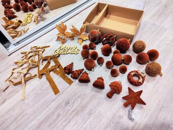 Luxusní sametové/flokované ozdoby, různé barvy, velká sada - 9