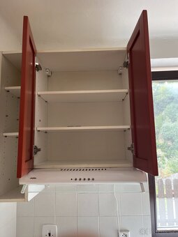 Atypická kuchyně s velkým úložným prostorem - 9