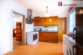 K prodeji, soubor nemovitostí: podsklepený RD 4+1 s autodíln - 9