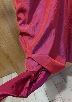 Dlouhé plesové šaty. - 9