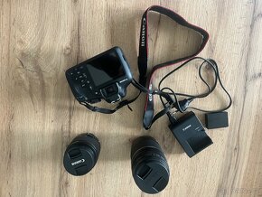 Fotoaparát, taška na fotoaparát a náhradní baterie s nabíječ - 9