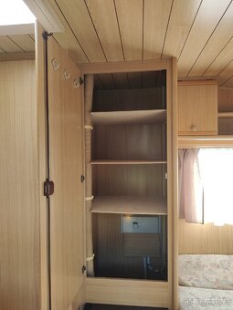 Karavan Dethleffs camper se stanem a zimní plachtou - 9