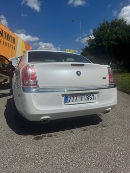 Lancia Thema-Chrysler 300 C - 9