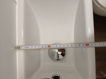 Umyvadlová skříňka s umyvadlem i baterií a sprchou - 9