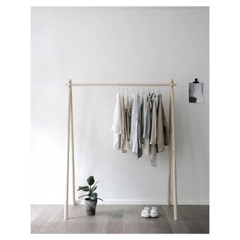 Vysoký dřevěný stojan na oblečení Karup Design - 9