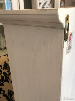 Závěsná skříňka na zeď v bílé barvě - 9