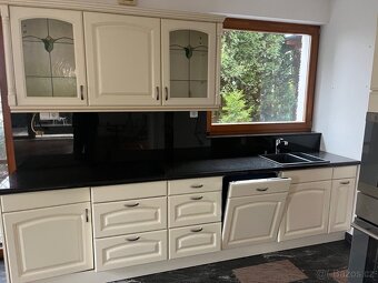 Plně vybavená kuchyně - chybí pouze varná deska - 9