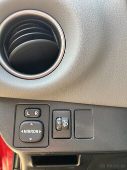 Toyota Yaris 1.3 VVTI 73KW, Parkovací kamera, Servisní kniha - 9