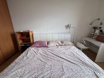 Kožená postel s roštem a matrací, dřevěné nohy - 9