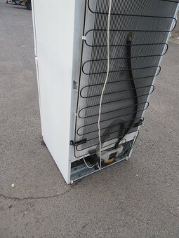 Nabízím velkou lednici Zanussi. Plně funkční.Boxy neprasklé. - 9