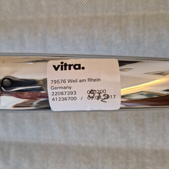 Křeslo VITRA Eames EA 124125 s podnožkou - 9