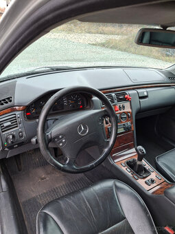 prodám Mercedes Benz W210 E 220CDI manuál, tažné zařízení. - 9